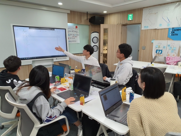 삼성 청년 소프트웨어 아카데미 2기 교육생들이 지난 1월 대전 교육센터에서 팀을 이뤄 소프트웨어 개발 실습을 하고 있다. (사진제공=삼성전자)