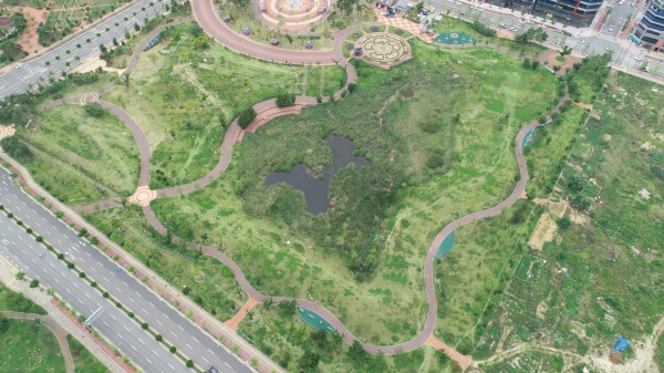 대구달성군 유가읍 소재 테크노폴리스 중앙공원의 황지연못이 수변공간이 어울어진 공원으로 새 단장된 모습. (사진제공=달성군)