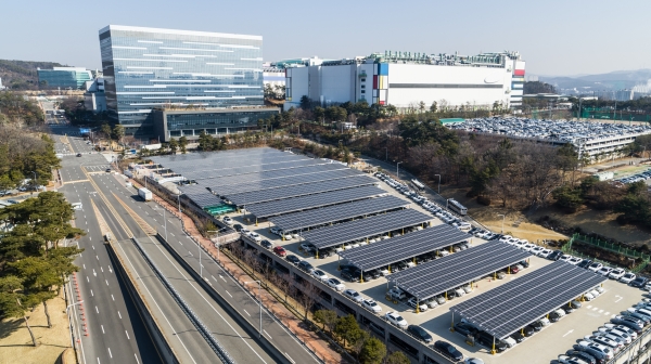 기흥캠퍼스 주차타워에 설치된 총 3600장, 1500KW 규모의 태양광 발전 시설. (사진제공=삼성전자)