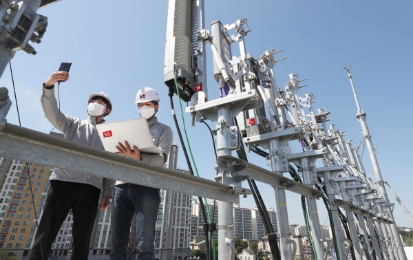 KT 직원들이 경기도 파주산업단지 상용망에 구축된 5G 단독모드 네트워크를 시험하고 있다. (사진제공=KT)