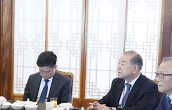 지난 17일 문재인 대통령은 문정인(왼쪽 두 번째) 대통령 통일외교안보특별보좌관을 비롯한 각계원로들과 청와대에서 오찬을 함께 했다. (사진=JTBC뉴스 캡처)