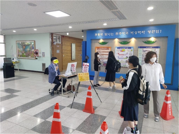 지난 27일 전북 전주여고 중앙현관에서 등교하는 학생들의 발열체크를 진행하고 있다. (사진제공=전주여고)