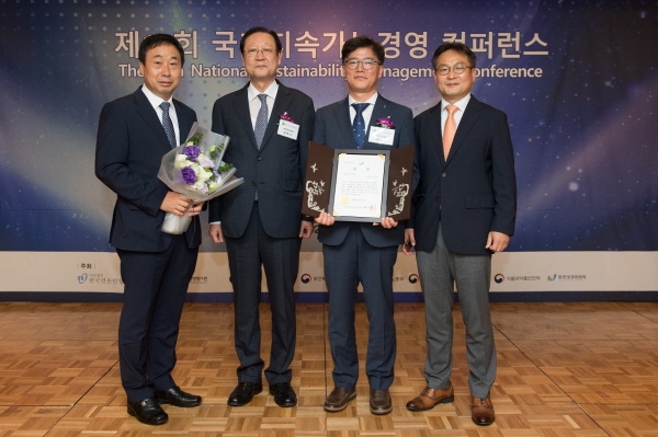 한국가스공사 관계자들이 동반성장위원회 위원장상을 수상한 후 기념촬영을 하고 있다. (사진제공=한국가스공사)