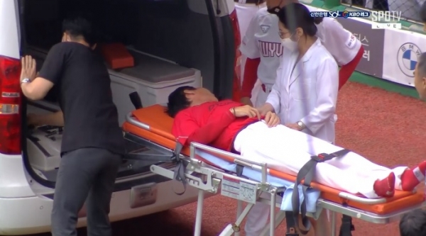 SK 염경엽 감독이 의식을 잃은 채 구급차에 실리고 있다. (사진=SPOTV 캡처)