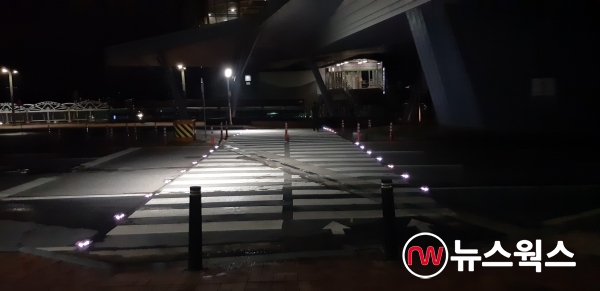 용인시청역 앞 횡단보도에 LED 바닥등을 설치한 모습(사진제공=용인시)