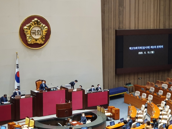 박병석 국회의장이 15일 국회의사당에서 본회의가 열리는 가운데 개회 선언을 하고 있다. (사진=전현건 기자)