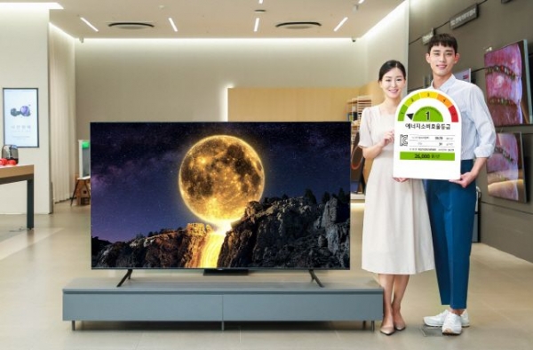 삼성전자 모델이 에너지 소비효율 1등급을 받은 QLED TV를 소개하고 있다. (사진제공=삼성전자)