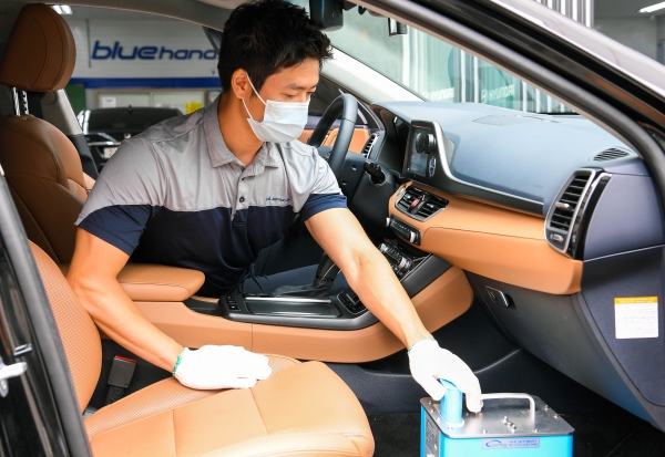현대차는  블루핸즈 방문 고객을 위해 차량 공기케어 서비스를 실시한다.(사진제공=현대자동차)