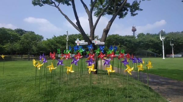 대구문화예술회관은 코오롱야외음악당 잔디광장을 전면개방하며 코로나19 예방·확산 방지를 위해 10m 간격 바람개비 표지 설치한다. (사진제공=대구문화예술회관)