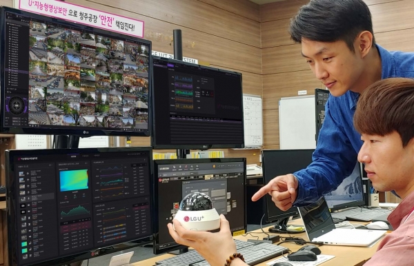 LG전자 관계자들이 LG전자 청추공장에서 U+지능형영상보안솔루션을 활용해 CCTV 관제 화면을 확인하고 있다. (사진제공=LG유플러스)