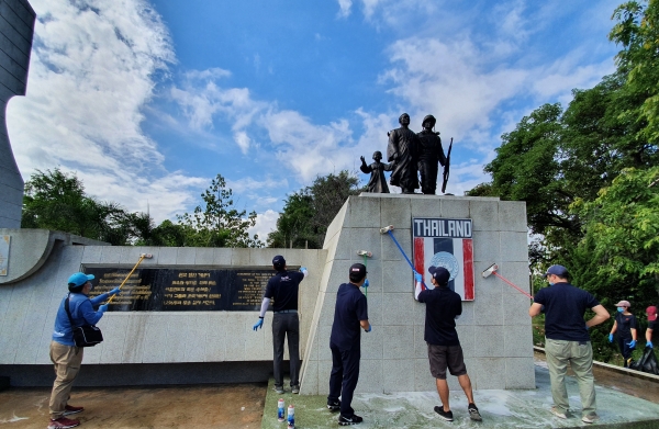 20일, 태국에서는 현지법인 임직원들이 함께 태국군 한국전쟁참전기념비 청소 및 주변 정화활동을 펼쳤다.(사진제공=포스코)