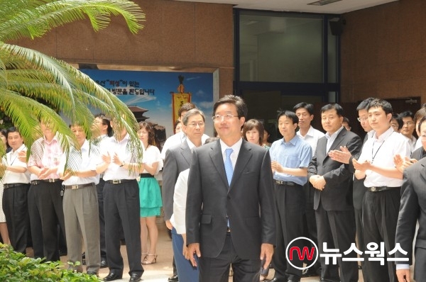 2010년 7월 1일 수원시청으로 첫 출근한 염태영 수원시장이 직원들의 환호를 받고 있다(사진제공=수원시)