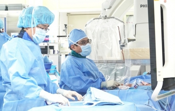 장 교수팀이 대동맥판막협착증 환자에게 타비시술을 하고 있다.