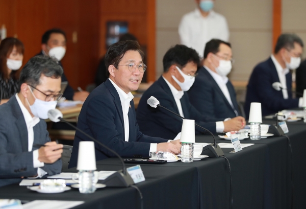성윤모 산업부 장관이 지난 6일 서울 한국지식재산센터 대회의실에서 열린 '지식재산권 기반의 산업정책 수립을 위한 민·관 정책협의회'를 주재하고 있다. (사진제공=산업통상자원부)