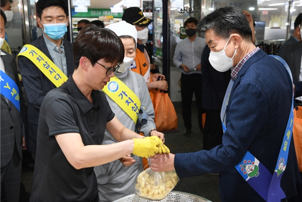 장욱현 영주시장이 Y-세일 전통시장 장보기 행사에서 물품을 구입하고 있다. (사진제공=영주시)