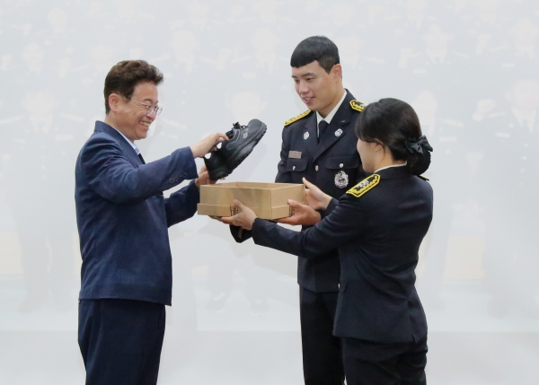 경북도는 8일 도청 화백당에서 경북소방의 미래를 이끌어갈 새내기 소방공무원 177명에 대한 임용장 수여식을 가졌다.