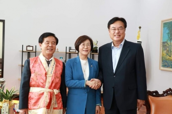 정진석(오른쪽) 통합당 의원이 지난 7일 국회에서 김상희 국회부의장과 만나 악수하고 있다. (사진=정진석 의원 블로그 캡처)