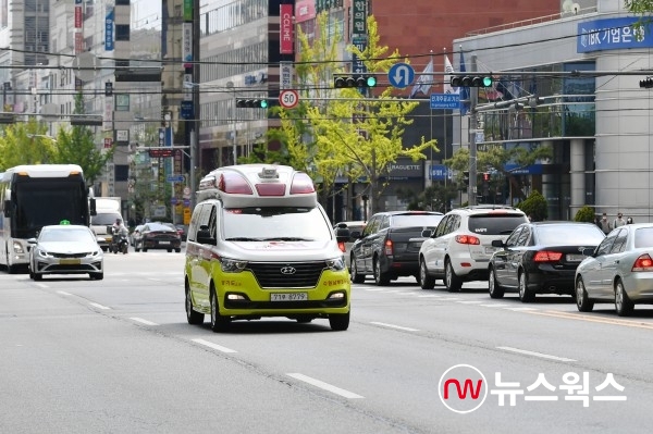 구급차량이 교차로에서 녹색신호를 받고 통과하는 모습(사진제공=수원시)