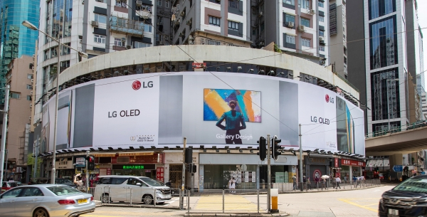 LG전자가 홍콩 최대 번화가 코즈웨이베이에 LG 올레드 TV 대형 옥외광고를 선보였다. (사진제공=LG전자)