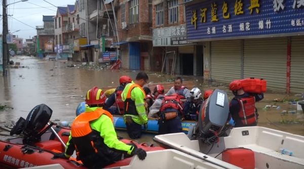 주민들이 창장(양쯔강) 유역에서 일어난 홍수에서 구조되고 있다. (사진=사우스 차이나 모닝 포스트 유튜브)