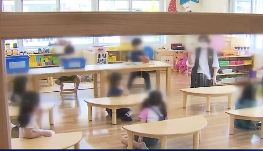 유치원생들이 거리두기 유지를 위해 1인용 책상에 앉은 채 수업을 듣고 있다. (사진=JTBC뉴스 캡처)