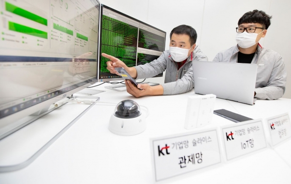 KT 연구원들이 5G 기업 망 슬라이스 기술이 적용된 단말을 테스트하고 있다.