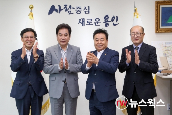 백군기 시장이 서울우유협동조합 관계자들과 기념촬영을 하는 모습(사진제공=용인시)