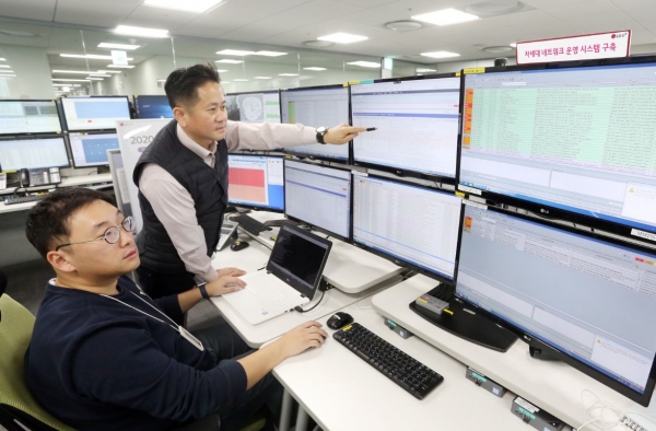 LG유플러스 관계자들이 서울 마곡 사옥에서 '차세대 네트워크 시스템'을 점검하고 있다. (사진제공=LG유플러스)
