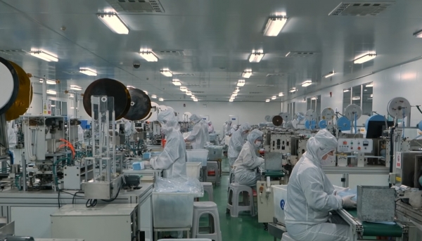 중국 노동자들이 공장에서 일하고 있다. (사진=Goldthread 유튜브)