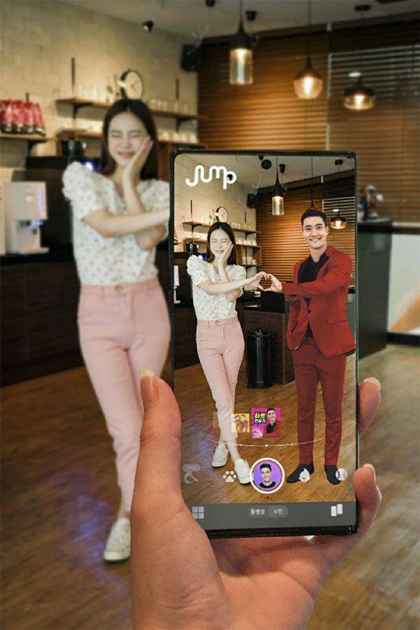 SK텔레콤 모델이 점프 AR 앱을 이용해 슈퍼주니어 최시원 씨와 사진을 찍고 있다. (사진제공=SK텔레콤)