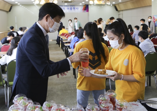 박승호 계명문화대 총장은 행사 현장에서 한국어학당 유학생들에게 음식을 나눠주고 있다. (사진제공=계명문화대)