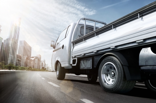 한국타이어는 주행 안정성과 마일리지가 개선된 소형트럭용 후륜타이어 ‘밴트라 드라이브 포지션을 출시했다.(사진제공=한국타이어)