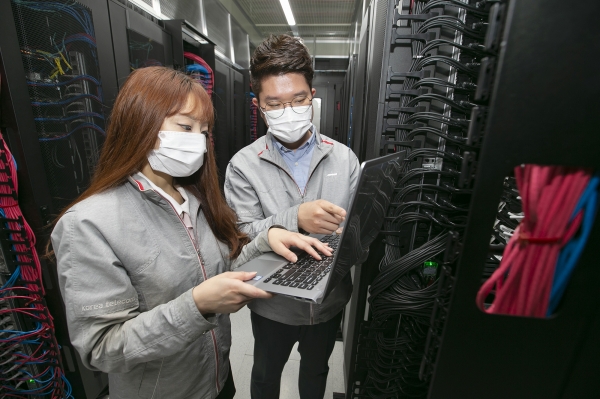 KT 직원들이 목동 IDC 2센터에 구축된 클라우드 데이터 센터에서 클라우드 인프라를 점검하고 있다. (사진제공=KT)