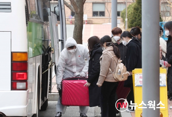 학교에 도착해 짐을 내리는 중국인 유학생. (사진제공=용인시)