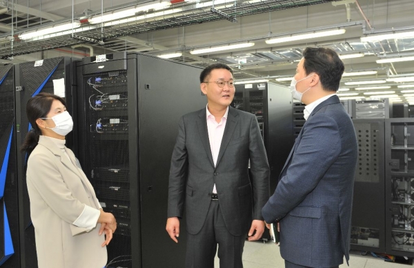 김남호(가운데) DB그룹 회장이 지난 29일 경기도 용인시에 위치한 'DB Inc. 데이터센터'를 방문해 서버실을 둘러보고 있다. (사진제공=DB그룹)