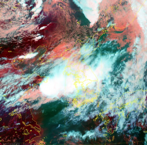 3일 오후 1시 30분 한반도 위성 사진. 중부지방에 비구름대가 동서로 길게 형성되어 있다. (사진=기상청 날씨누리)