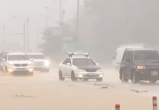 호우특보가 내려진 중부지방의 한 도로가 빗물에 잠겨있다. (사진=YTN뉴스 캡처)