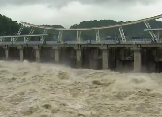 3일 현재 중부지방에 내리는 폭우로 인해 팔당댐에서 초당 1만 톤이 넘는 물이 방류되고 있다. (사진=KBS뉴스 캡처)