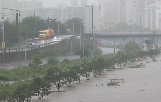 폭우로 한강 수위가 높아져 인근 산책로가 물에 잠겨 있다. (사진=YTN뉴스 캡처)