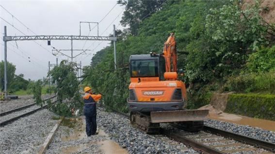 한국철도 측이 지난 2일 오전 집중호우에 의한 피해를 입은 충북선 제천조차장역 부근에서 복구 작업을 진행하고 있다. (사진제공=한국철도공사)