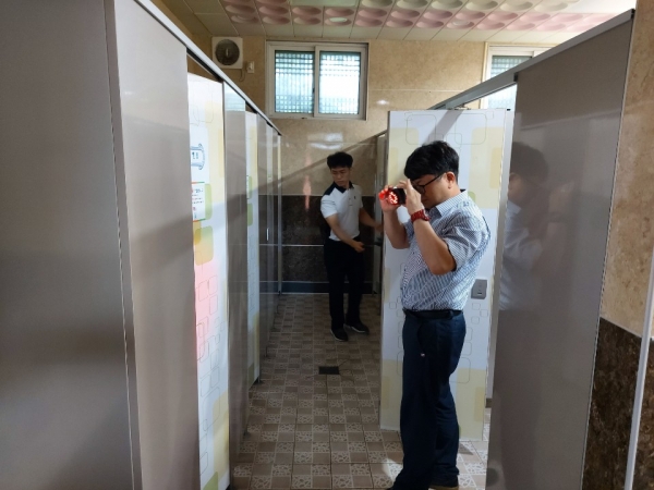 경북교육청 직원들이 불법촬영 카메라 설치 전수점검을 하고 있다. (사진제공=경북교육청)