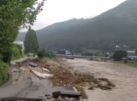 4일 오전 충남 아산시에서 호우로 인해 강물이 범람하며 도로가 붕괴되어 있다. (사진=YTN뉴스 캡처)