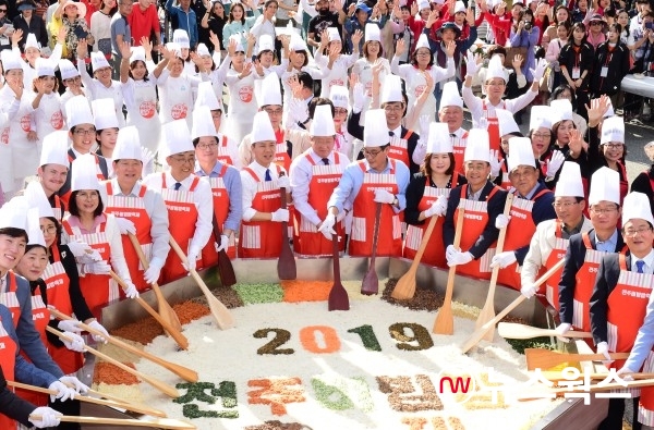2019년 10월 전주비빔밥 축제를 축하하기 위해 참석한 염태영(왼쪽 첫째줄 일곱번째) 수원시장과 수원시 대표단이 비빔밥 퍼포먼스를 함께 하고 있다.(사진제공=수원시)