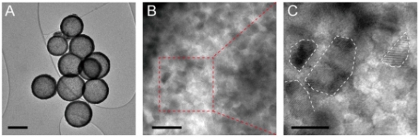 고온에서 일어나는 2차 상변화로 인해 전극으로 쓰인 이산화티타늄 나노입자가 잘개 쪼개지는 현상을 전자현미경을 통해 관측했다. 결과적으로 나노입자의 결함은 배터리의 성능에 직접적인 영향을 미치는 것으로 나타났다. (사진제공=IBS)
