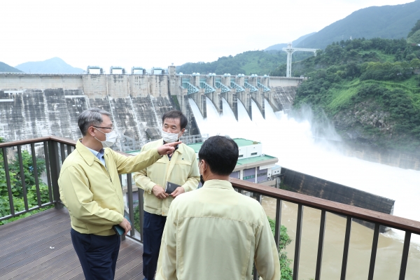박재현(왼쪽) 한국수자원공사 사장이 4일 충주댐에서 주요 관계자들과 함께 한강수계 홍수 대응상황을 점검하고 있다.