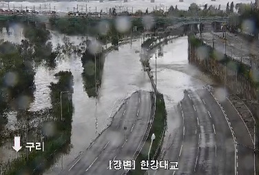 6일 오전 11시 30분 한강대교 북단 CCTV. 도로 일부가 물에 잠겨 있다. (사진=서울지방경찰청 종합교통정보센터)