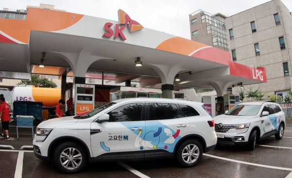 '고요한 모빌리티' 소속 차량들이 유류비 지원 서비스를 시작한 서울 강남구 SK진양가스충전소에서 LPG 가스를 충전하고 있다. (사진제공=SK에너지)