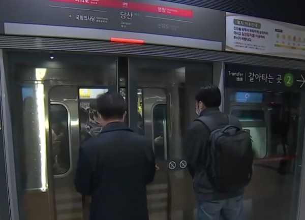 시민들이 지하철 9호선을 타고 출근길을 나서고 있다. (사진=YTN뉴스 캡처)