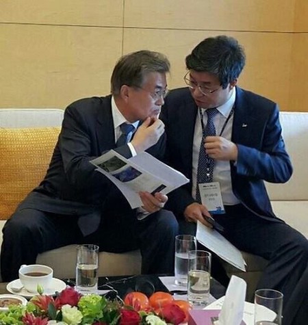 문재인 대통령과 이야기를 나누고 있는 염태영(오른쪽) 민주당 최고위원 후보(사진=염 후보 페이스북 캡처)