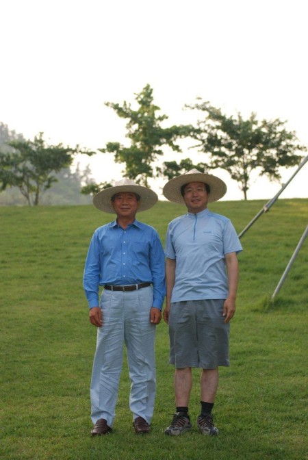 봉하마을에서 고 노무현 대통령과 함께 한 염태영(오른쪽) 후보(사진제공=염태영 후보 페이스북 캡처)